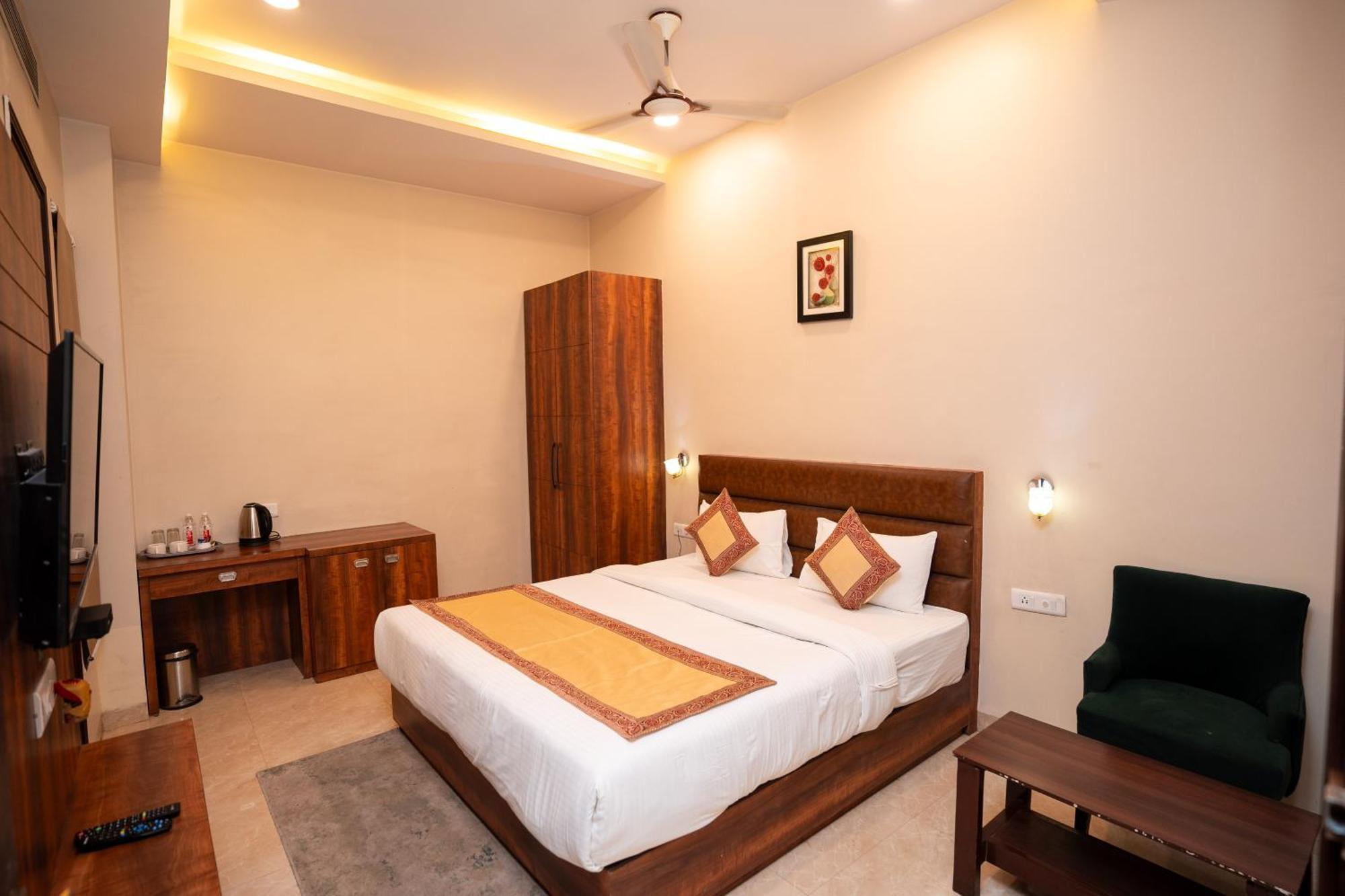 Hotel Radiance Courtyard Varanasi Exterior photo