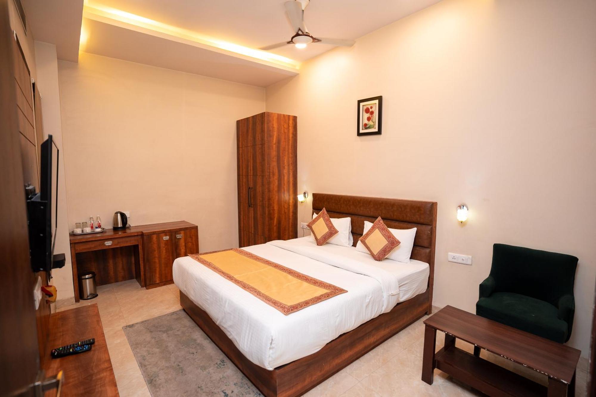 Hotel Radiance Courtyard Varanasi Exterior photo