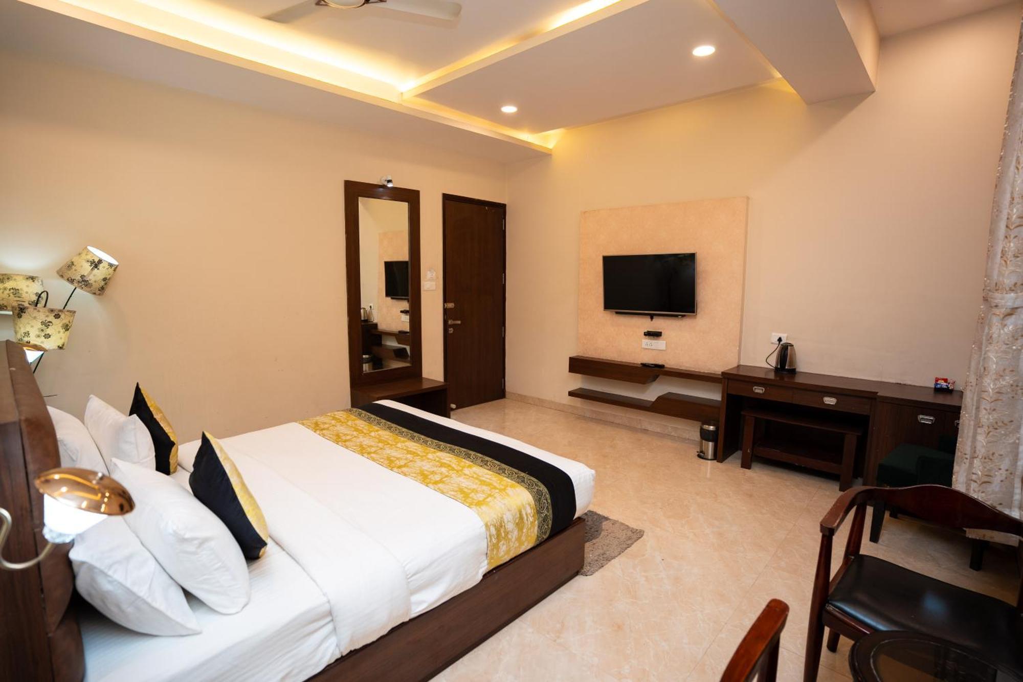 Hotel Radiance Courtyard Varanasi Exterior photo