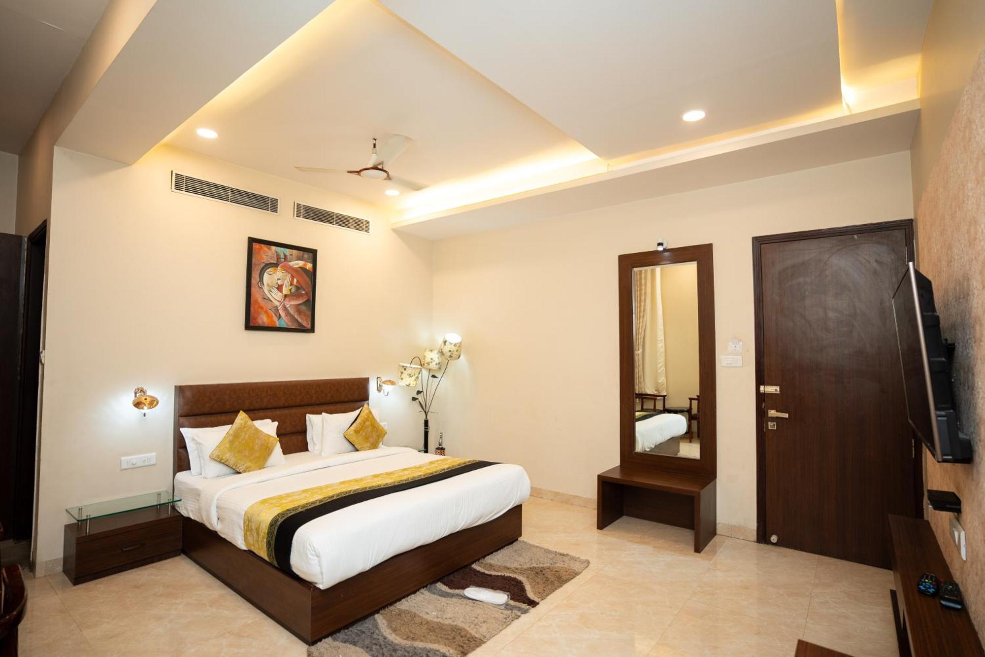 Hotel Radiance Courtyard Varanasi Exterior photo
