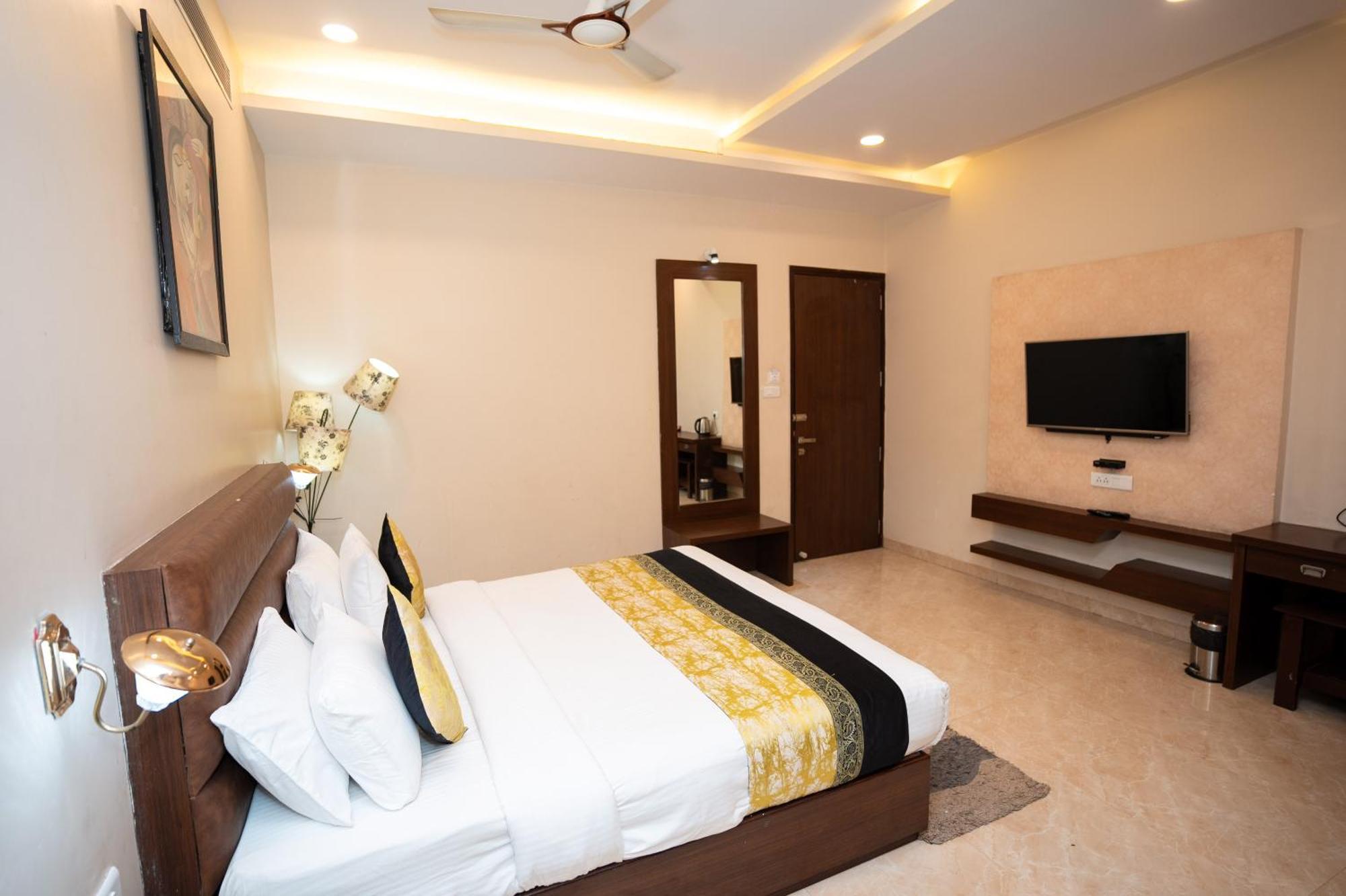 Hotel Radiance Courtyard Varanasi Exterior photo