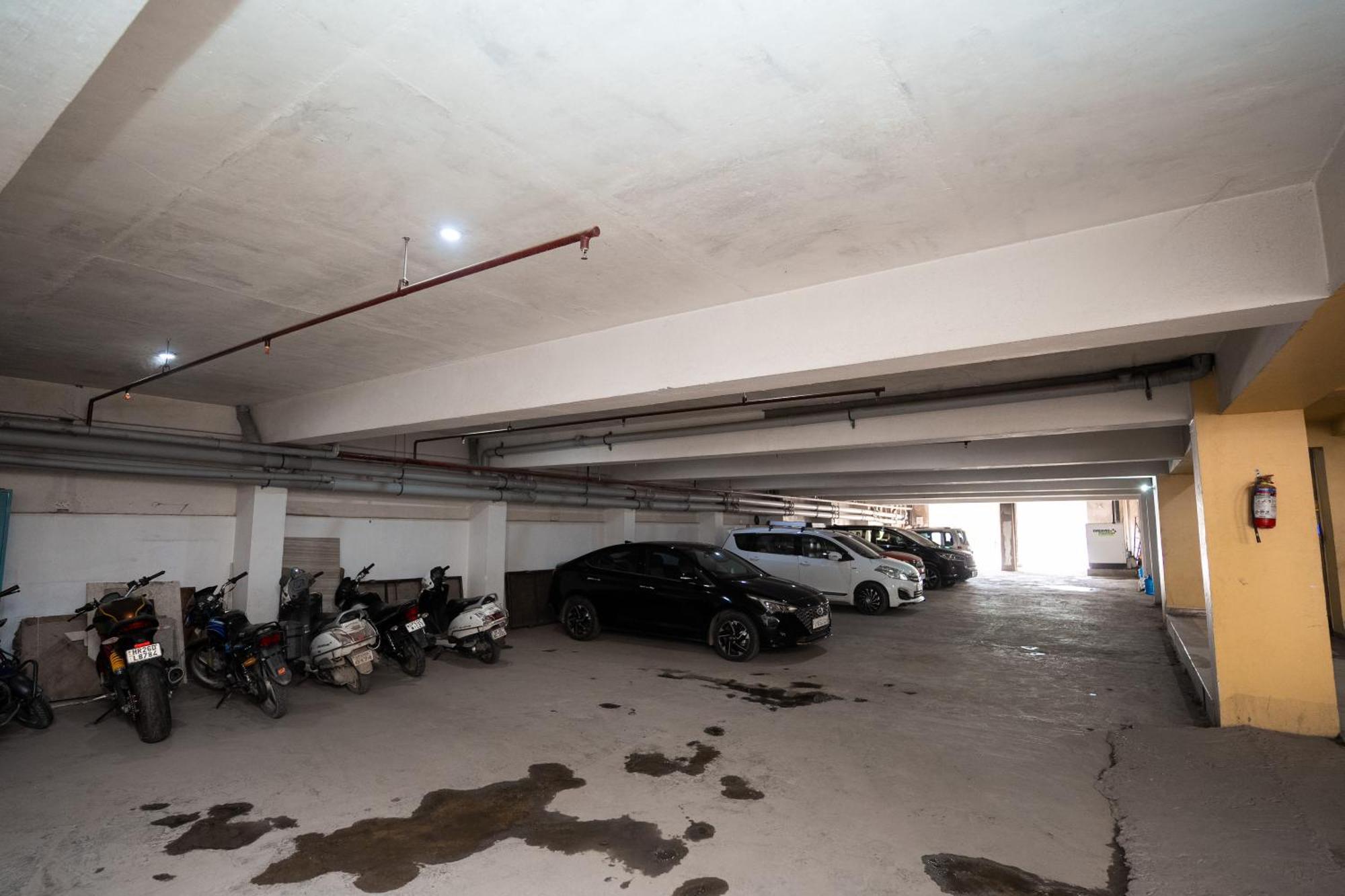 Hotel Radiance Courtyard Varanasi Exterior photo