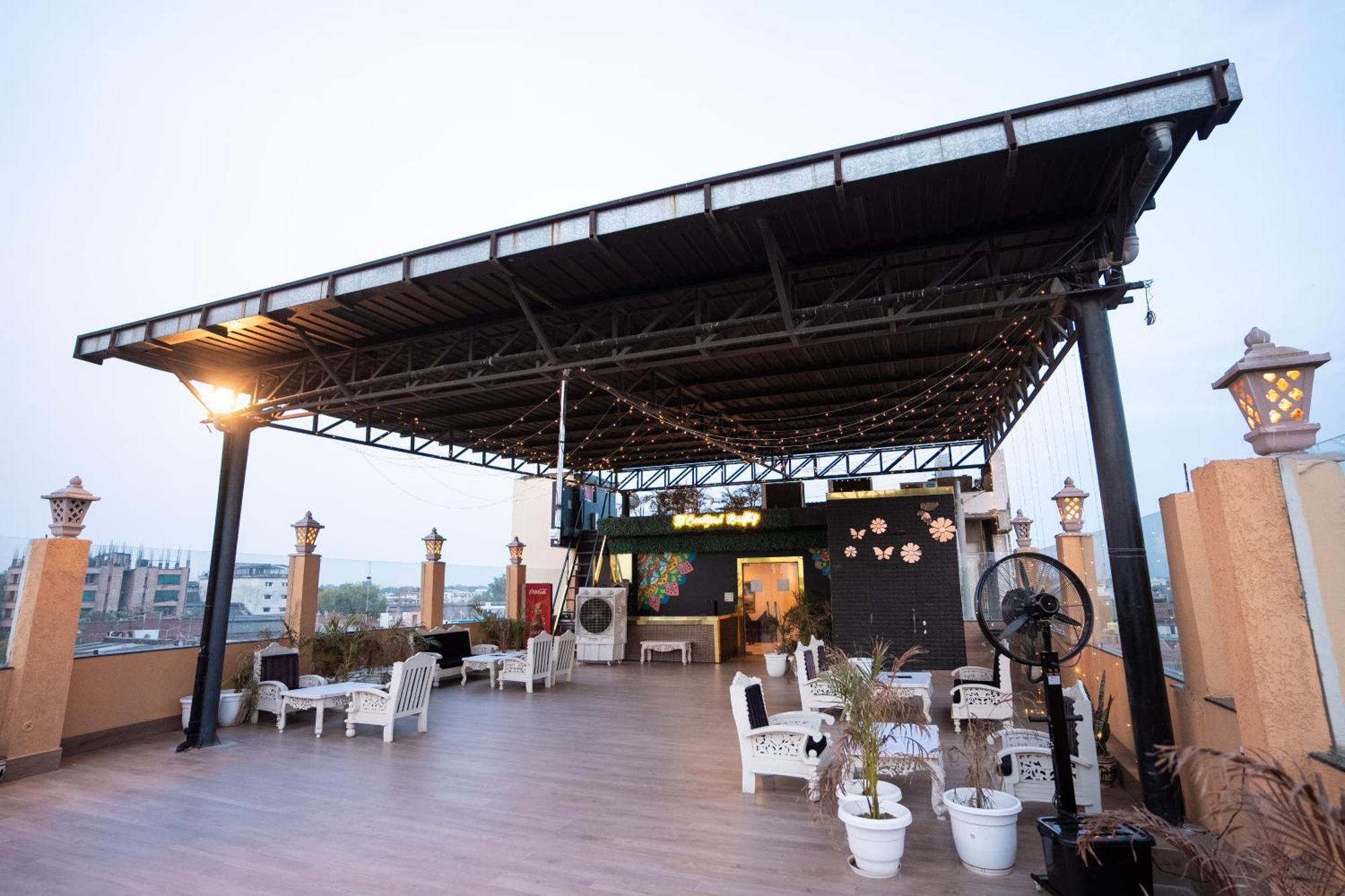 Hotel Radiance Courtyard Varanasi Exterior photo