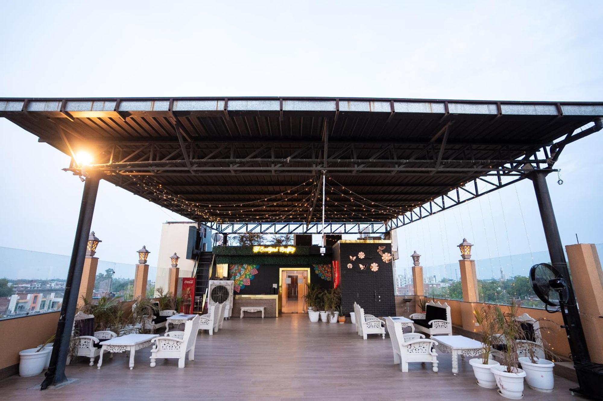 Hotel Radiance Courtyard Varanasi Exterior photo