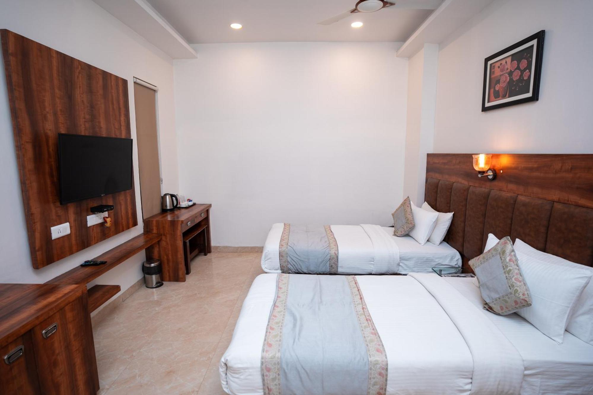 Hotel Radiance Courtyard Varanasi Exterior photo