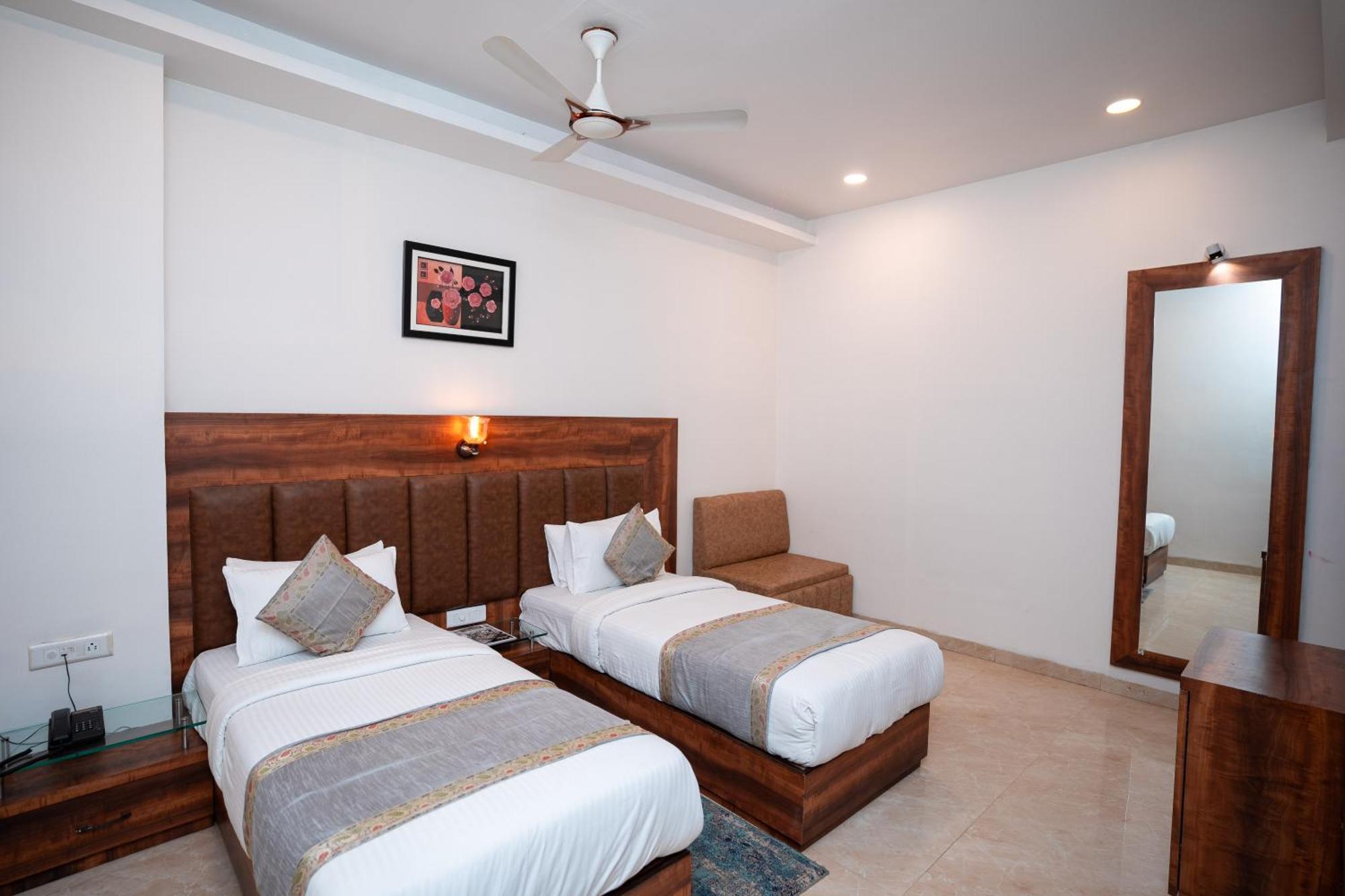 Hotel Radiance Courtyard Varanasi Exterior photo