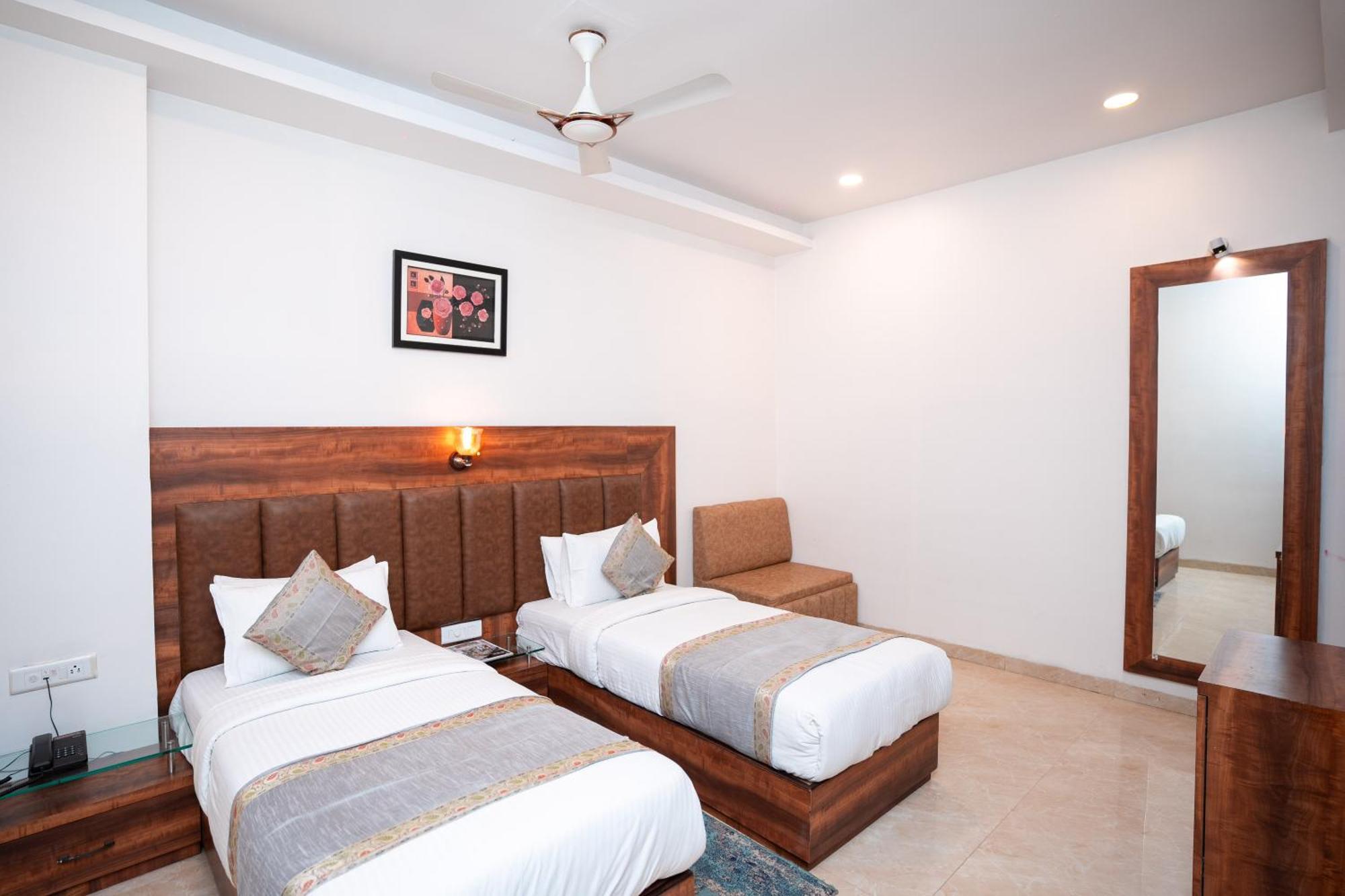 Hotel Radiance Courtyard Varanasi Exterior photo
