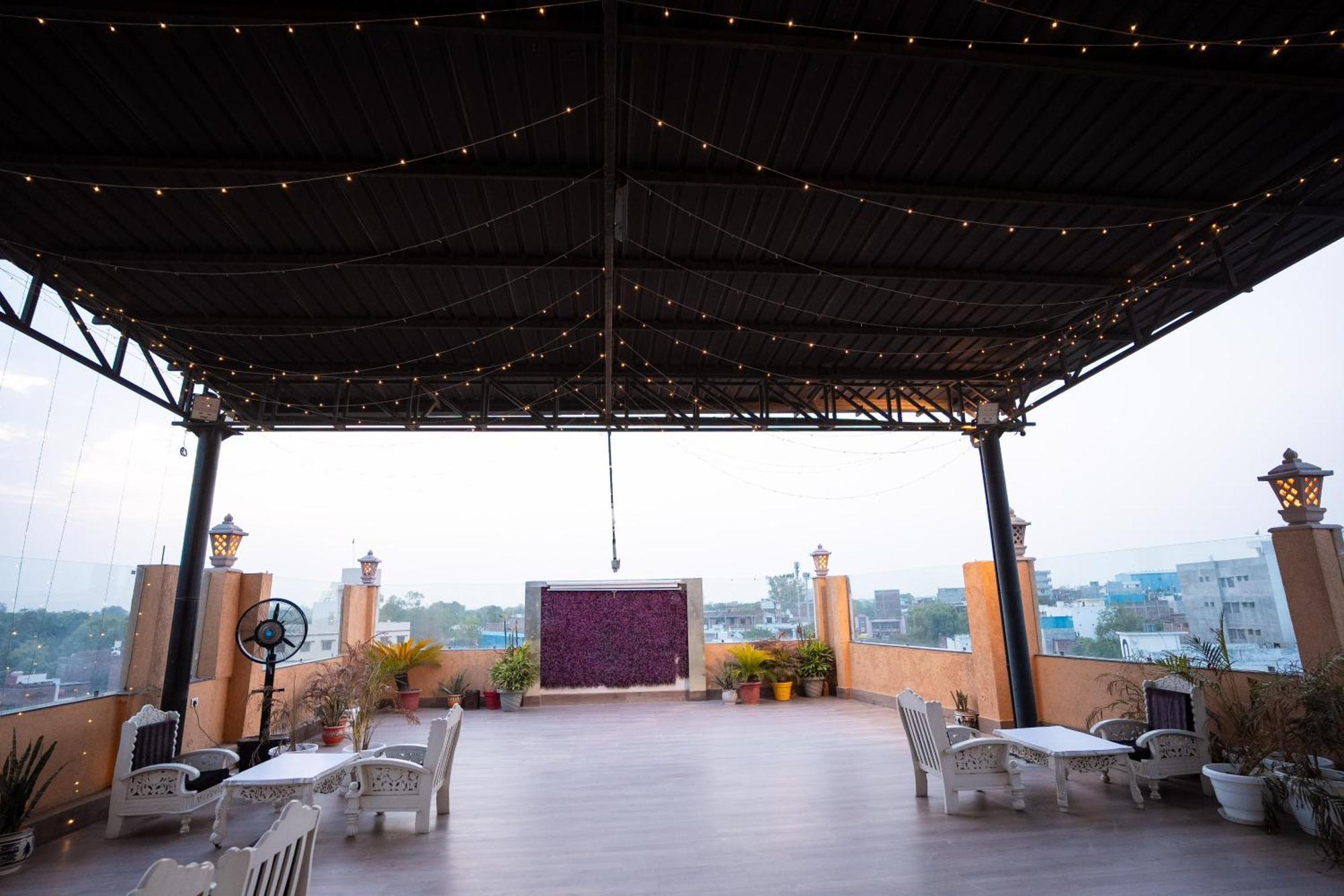 Hotel Radiance Courtyard Varanasi Exterior photo